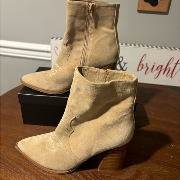 Womenn's Shoe Boots - Light Tan Suede - Size 8 - Picture 6 of 14